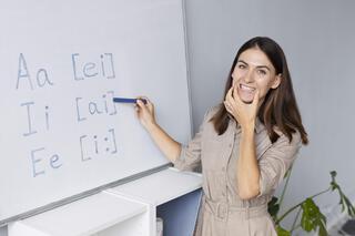 young-woman-doing-speech-therapy-kids.jpg